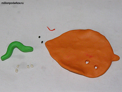 Осенняя поделка из пластилина “Гусеница на листе”: Делаем детали