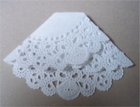 Поделки: Ажурное платье из салфетки для открытки