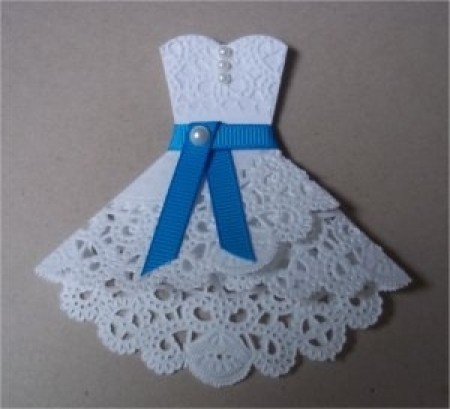 Поделки: Ажурное платье из салфетки для открытки