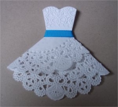 Поделки: Ажурное платье из салфетки для открытки