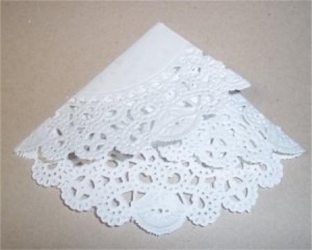 Поделки: Ажурное платье из салфетки для открытки