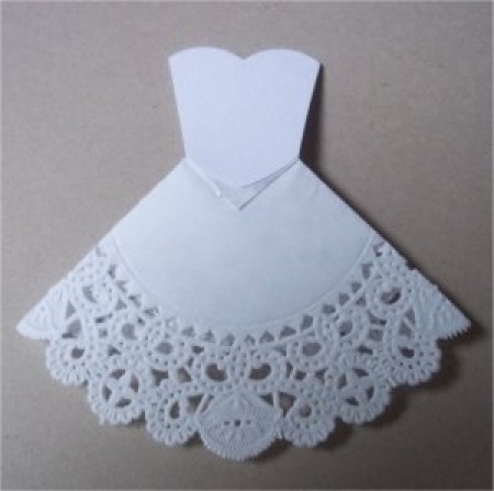 Поделки: Ажурное платье из салфетки для открытки