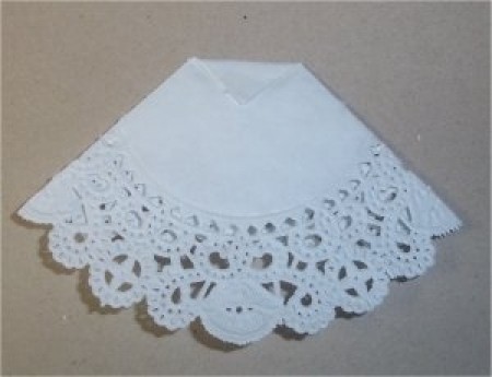 Поделки: Ажурное платье из салфетки для открытки