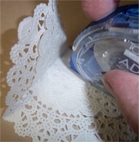 Поделки: Ажурное платье из салфетки для открытки