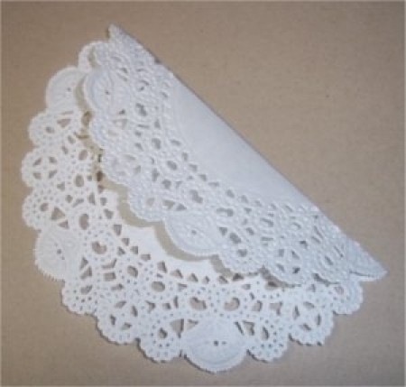 Поделки: Ажурное платье из салфетки для открытки