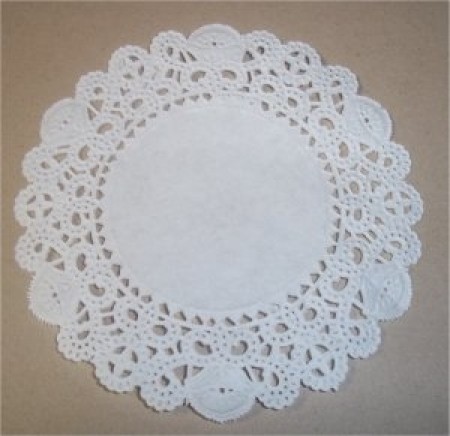 Поделки: Ажурное платье из салфетки для открытки