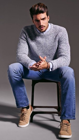 Вязаный свитер и синие джинсы — необходимые вещи в гардеробе мужчины с чувством стиля. Светло-коричневые плимсоллы отлично впишутся в образ.