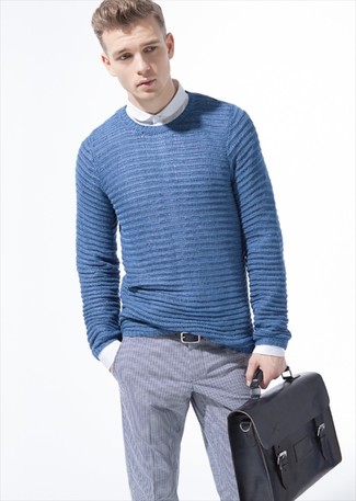 Темно-сине-белый вязаный свитер и серые классические брюки в клетку — хорошее решение для мероприятий с дресс-кодом business casual.