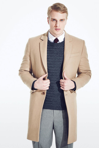 Комбо из темно-сине-белого вязаного свитера и серых шерстяных классических брюк поможет реализовать классический мужской стиль.