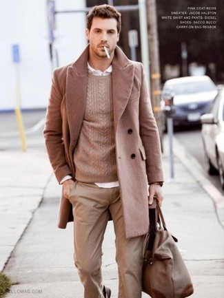 Сочетание вязаного свитера и светло-коричневых брюк чинос поможет реализовать в твоем образе классический мужской стиль.