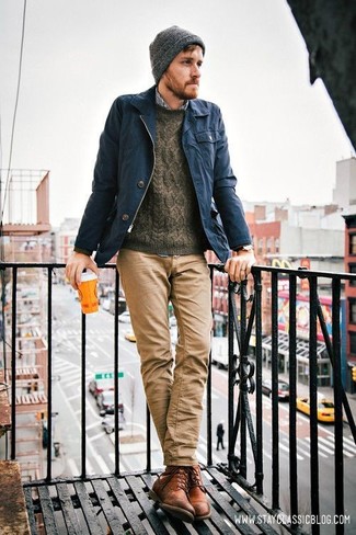 Вязаный свитер и светло-коричневые джинсы прекрасно впишутся в ансамбль в непринужденном стиле. Светло-коричневые кожаные повседневные ботинки добавят образу эффектности.