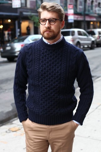 Вязаный свитер и светло-коричневые брюки чинос — must have вещи в стильном мужском гардеробе.