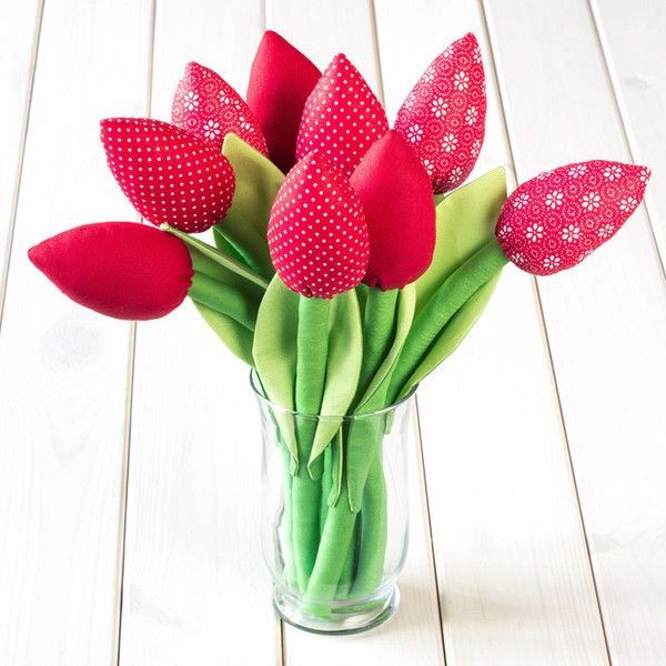 Фото подарка маме, сделанного своими руками - тюльпаны из ткани