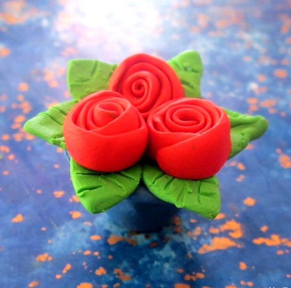 Фото подарка маме, сделанного своими руками - розы из пластилина