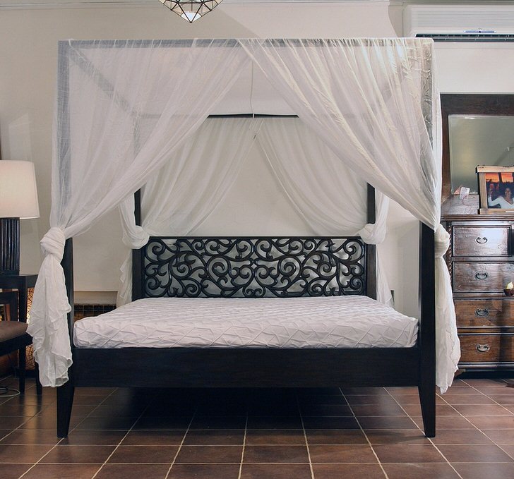 Спальня в стиле модерн привлекательна правильной организацией спального места. Для пошива балдахина использовалась легкая натуральная ткань.