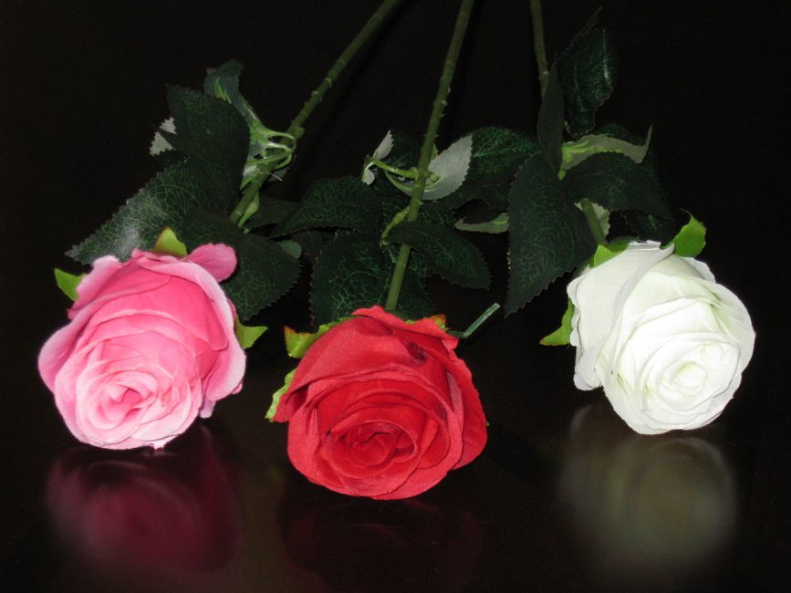 Искусственные розы – отличный вариант украшения дома