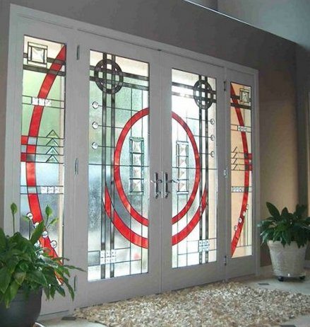 Фото стеклянных дверей, расписанных витражными красками