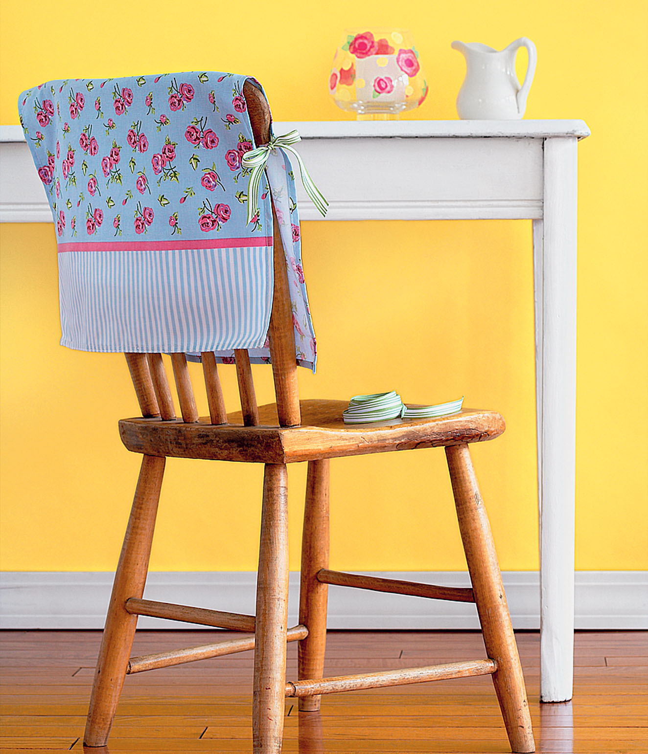 Декоративный розово-голубой чехол на стул