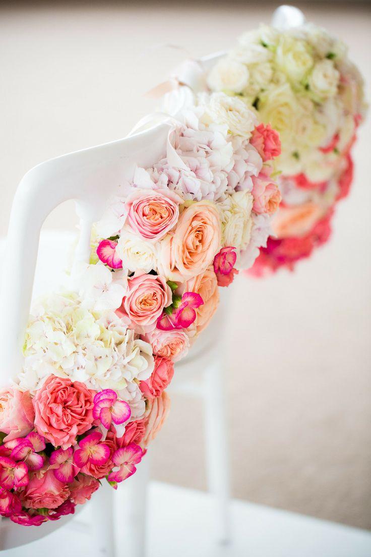 Цветы как украшение стульев на свадьбе