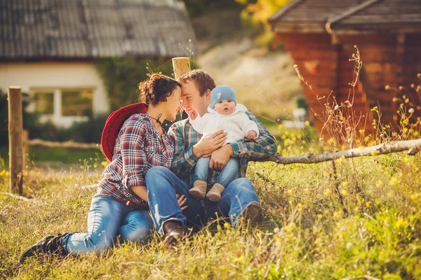 Молодая счастливая семья, весело в сельской местности — стоковое фото