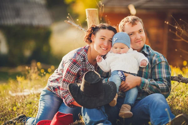 Молодая счастливая семья, весело в сельской местности — стоковое фото