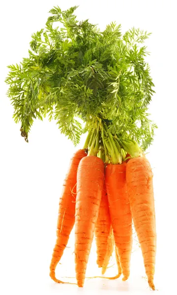 Свежие морковь кучу изолированные на белом фоне — стоковое фото