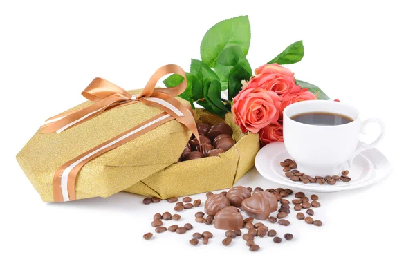 Вкусные шоколадные конфеты в коробке с цветами на белом — стоковое фото