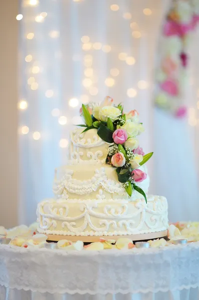Multi уровня белый свадебный торт на Серебряная базовая и розовые цветы на верхней части — стоковое фото