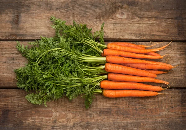 Куча свежей морковью над деревянными фоне — стоковое фото