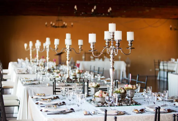 Свадебный зал для приемов с стиле таблиц — стоковое фото
