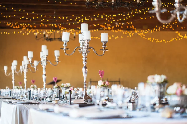 Свадебный зал для приемов с декором, включая свечи и столовые приборы — стоковое фото