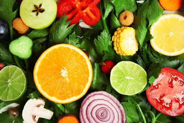 Милый красочный букет нарезанные овощи и фрукты фона — стоковое фото