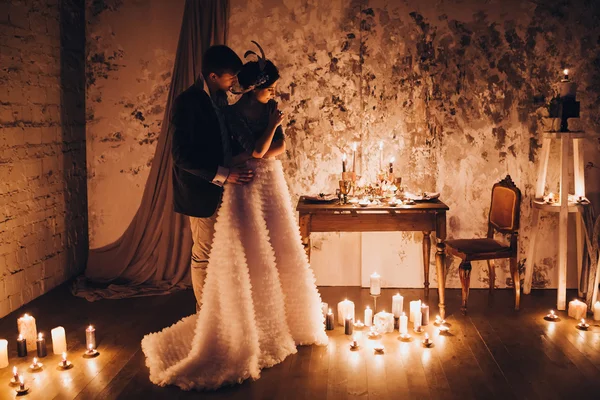 Невеста и жених, стоя среди свечей — стоковое фото