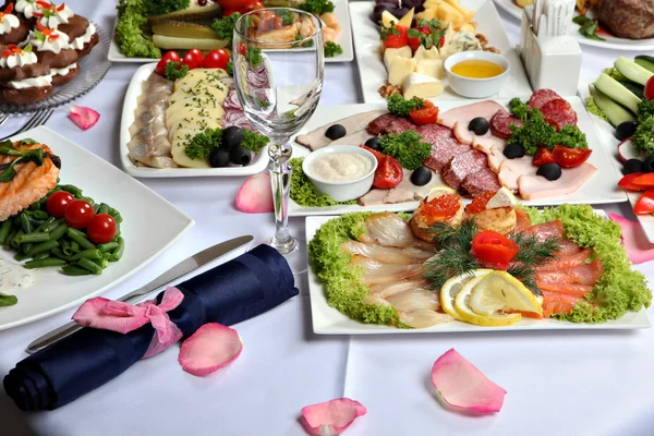 Красиво оформленный стол, с мяса и рыбы — стоковое фото