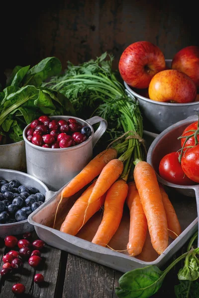 Смесь фруктов, овощей и ягод — стоковое фото