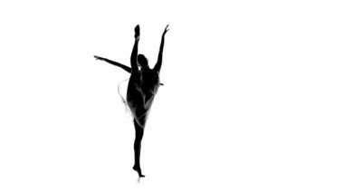 Тонкий женщина с хвостик танца современном стиле делает раскол на белом фоне, силуэт, медленное движение — стоковое видео