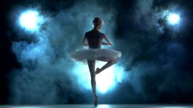 Балерина, делает тренировки на синем — стоковое видео