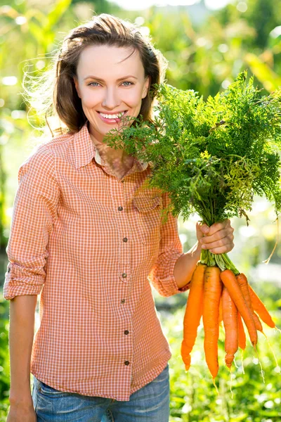 Женщина с овощами — стоковое фото