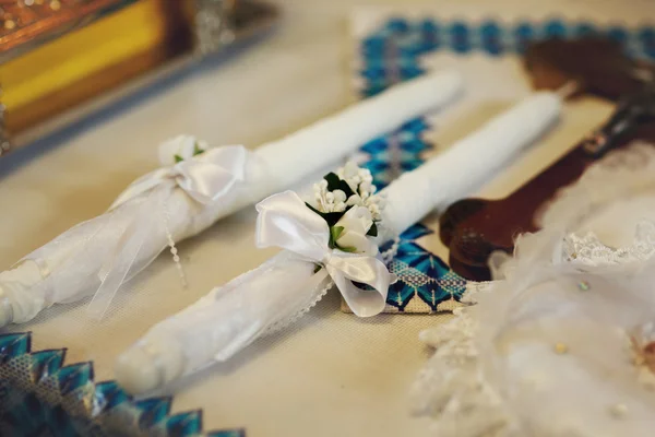Два белых Романтические Свадебные свечи — стоковое фото