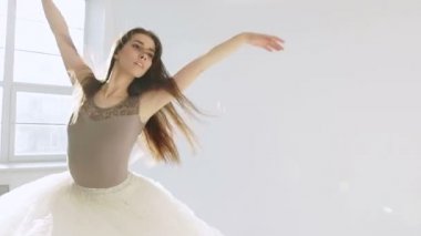 Силуэт балерина в классической Туту в белый студии — стоковое видео