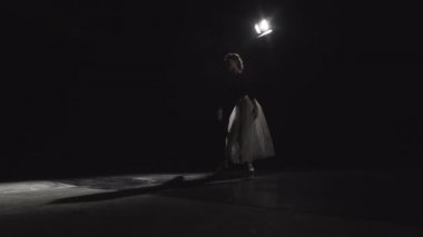 Балерина танцует на кончики пальцев 4k — стоковое видео