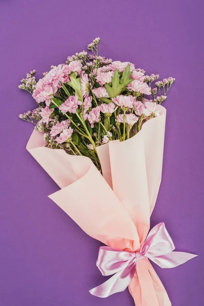Прекрасный Цветочный Букет Розовой Лентой Фиолетовый — стоковое фото