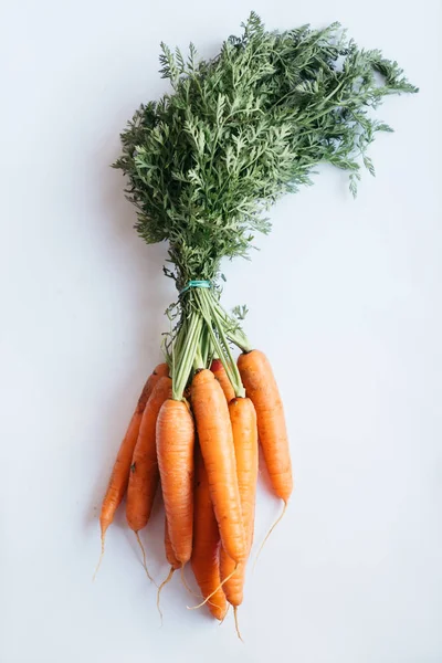 Букет из моркови на разделочной доске — стоковое фото