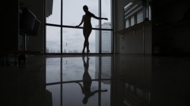 Силуэт балерина у окна. Управление танцор в офисе, окно танцы — стоковое видео