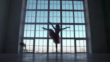 Силуэт балерина на фоне большого окна. балерина, спиннинг в пуанты. силуэт балерина в классической Туту — стоковое видео