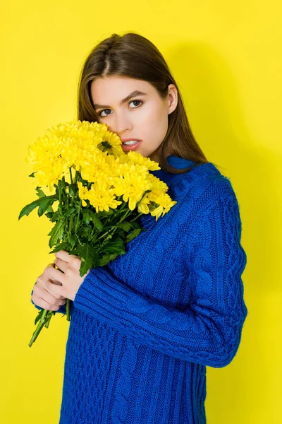 Beautiful Brunette Girl Holding Bouquet Yellow Chrysanthemums Yellow Background — стоковое фото