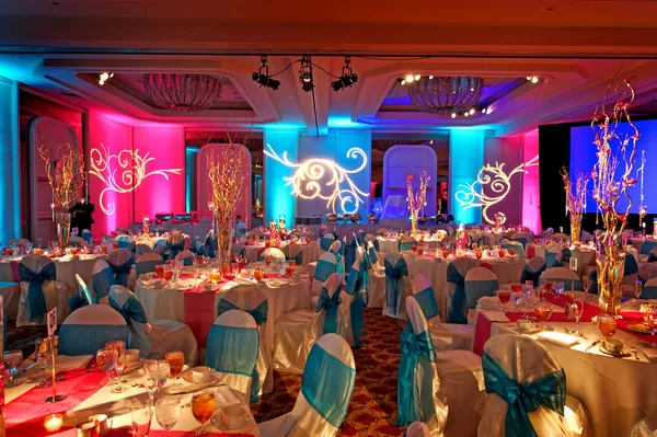 Украшенный танцевальный зал для индийской свадьбы — стоковое фото