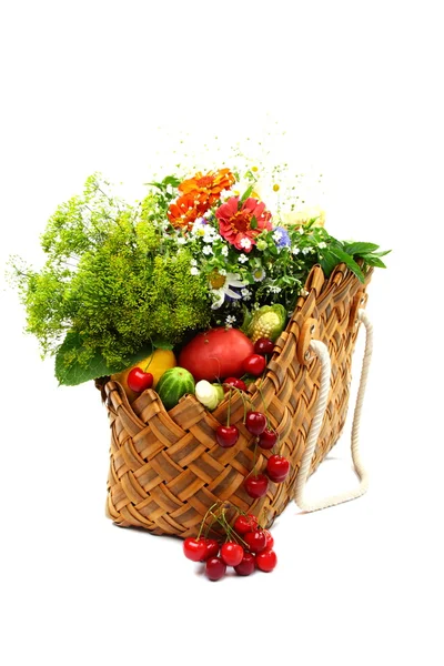 Летние фрукты, овощи и цветы в корзине — стоковое фото