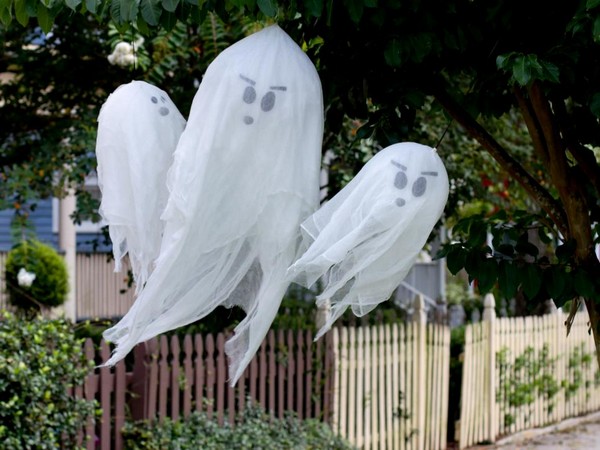 Привидения из марли на Хэллоуин